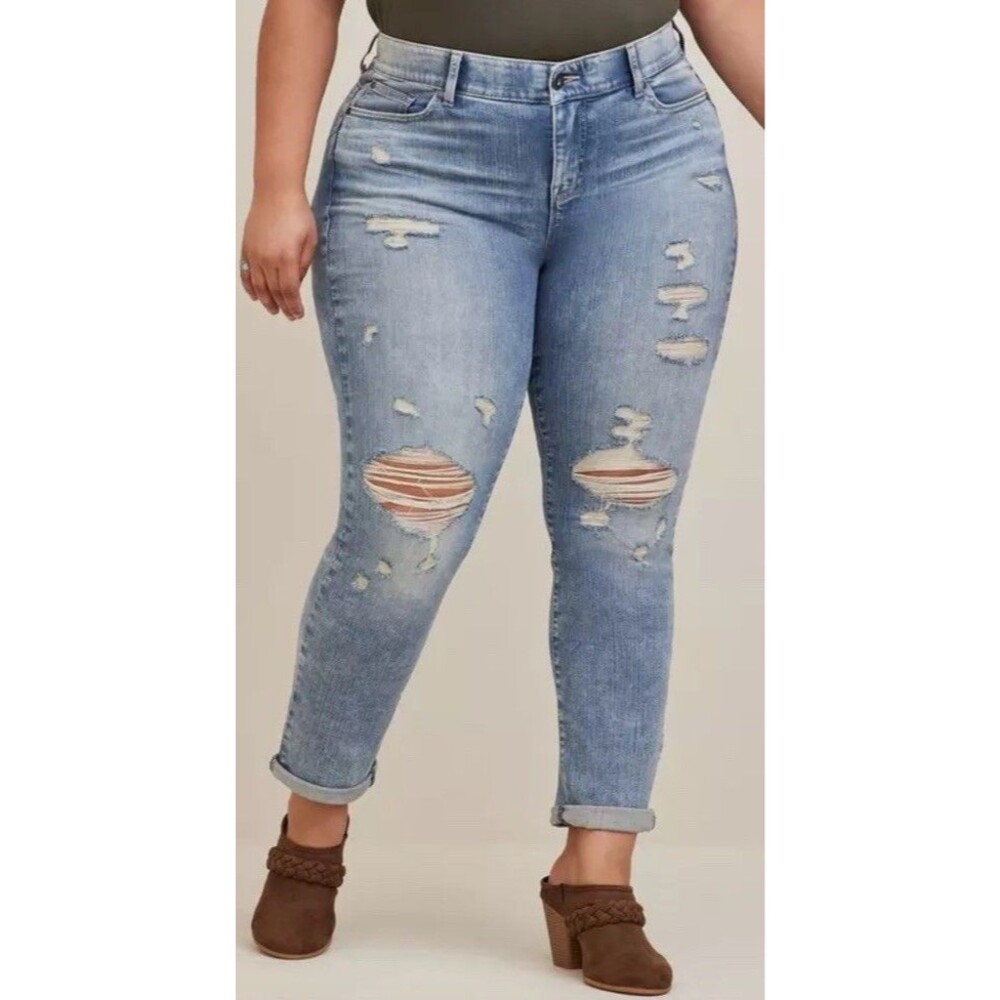 10R Torrid Bombshell Straight Distressed Premium Stretch Tummy Control Jeans